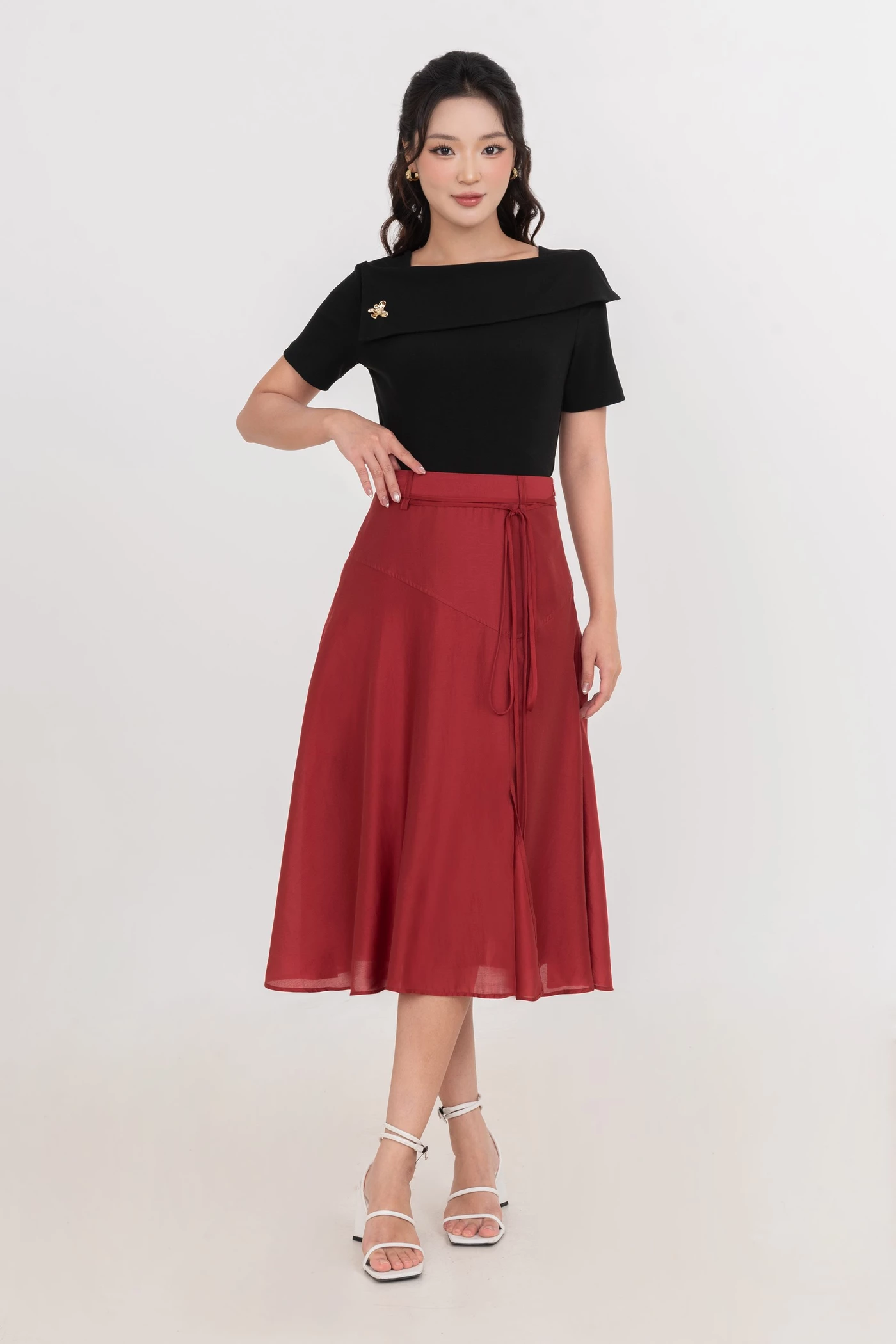 Áo thun đen cổ vuông