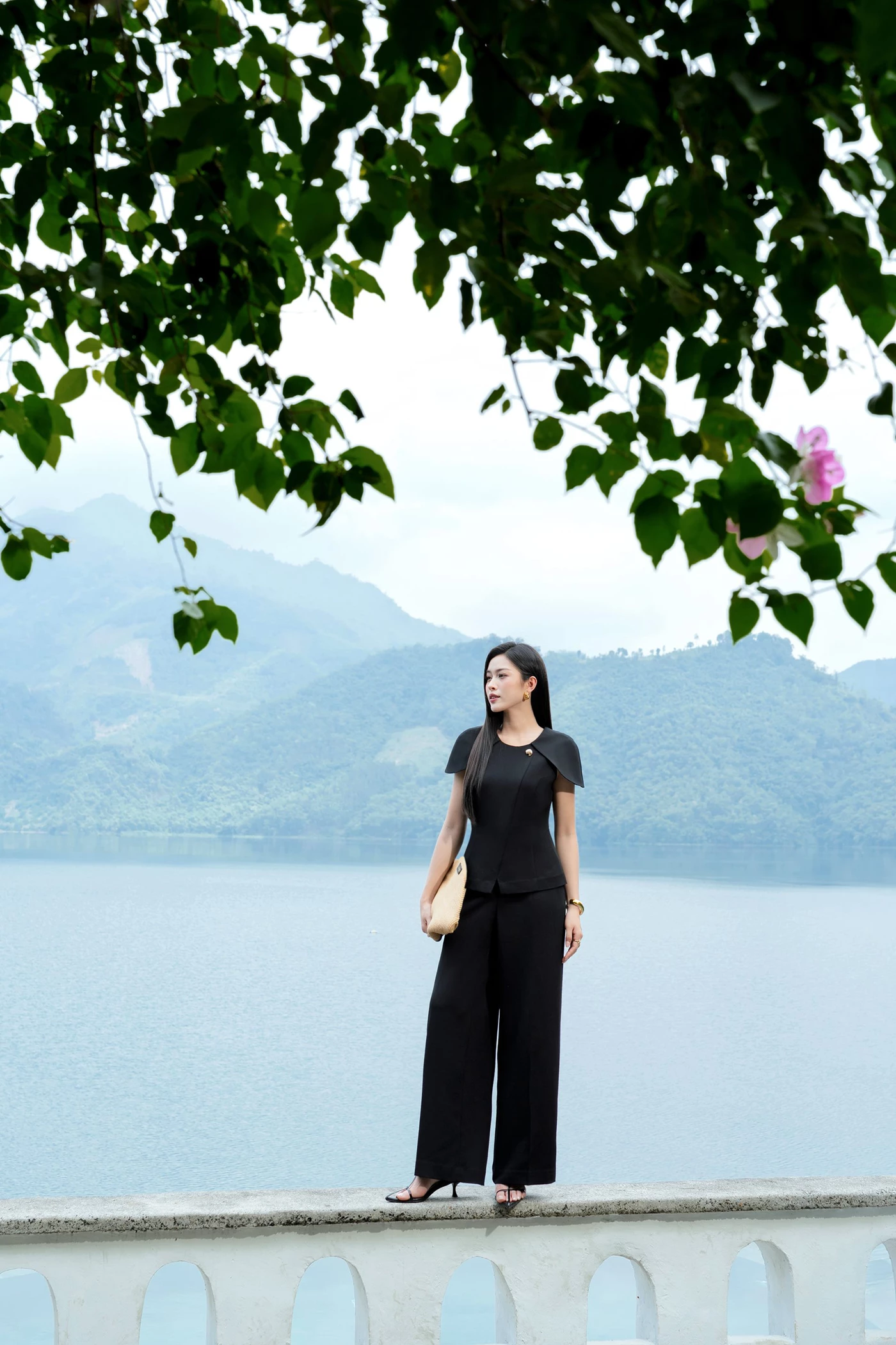 Áo kiểu Noir Cape