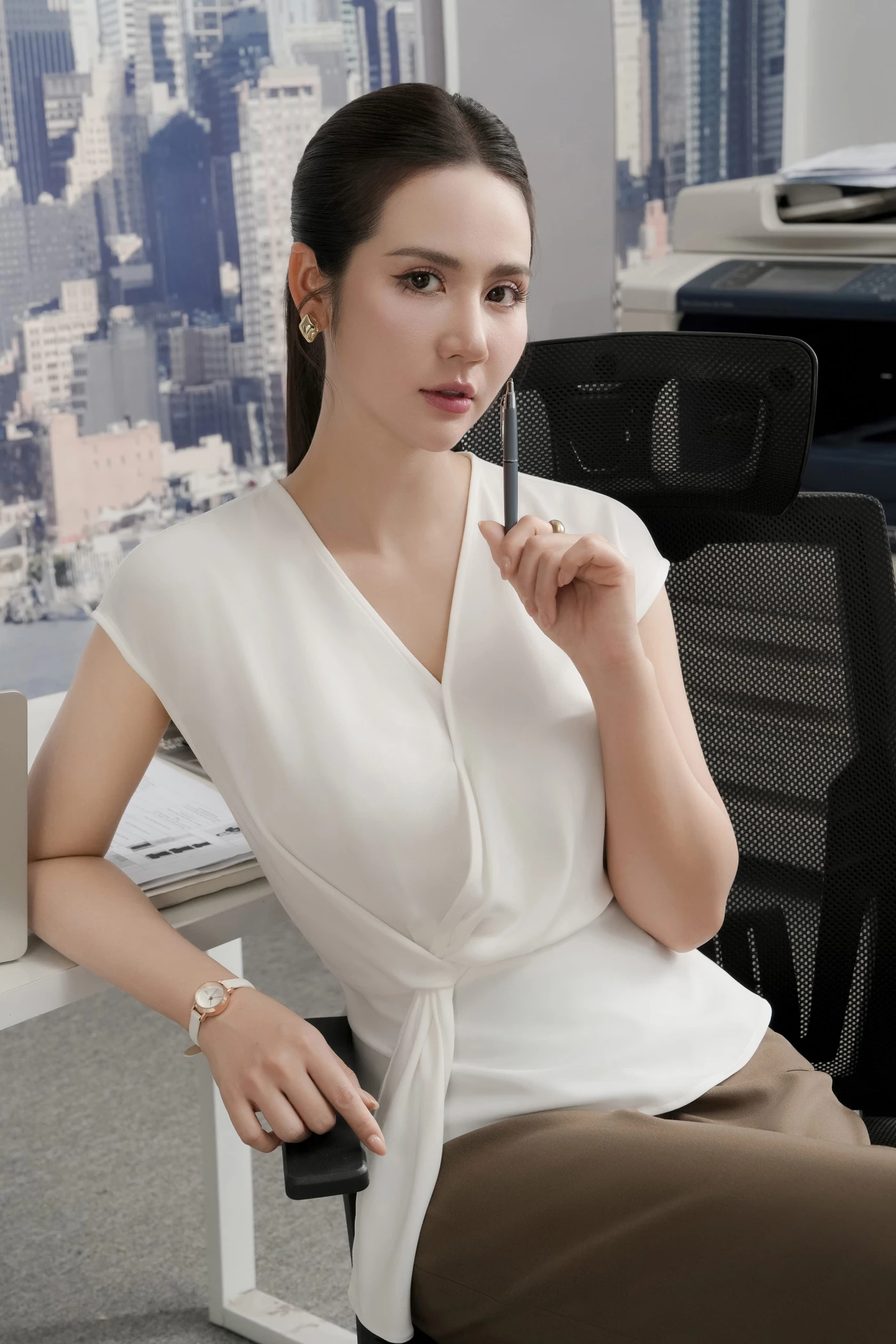Áo sơ mi cổ V Ivory Grace