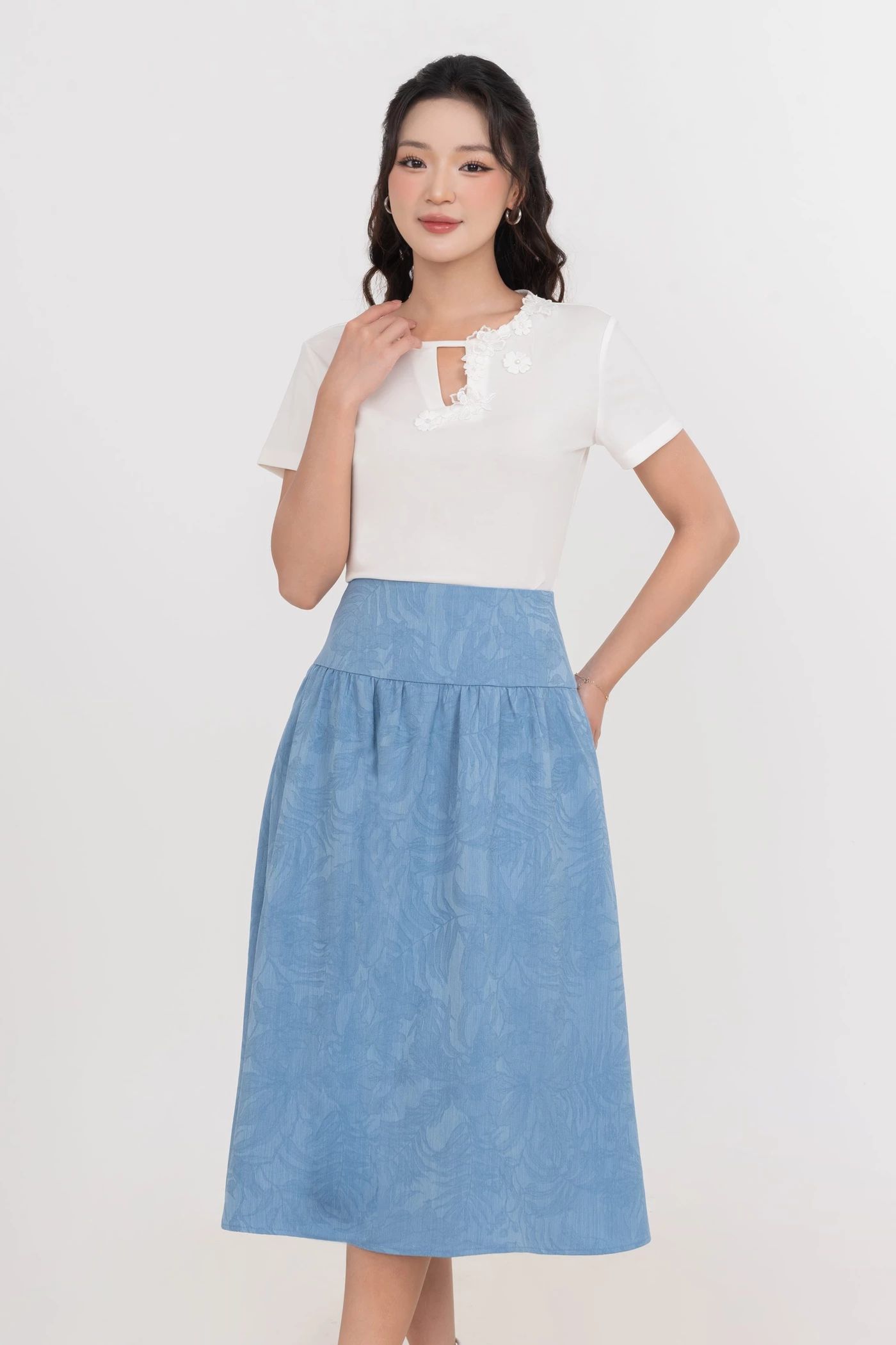 Áo thun ôm cổ kiểu