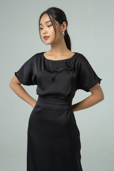 Đầm ráp ren sau lưng