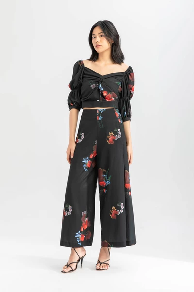 Áo croptop xoắn ngực