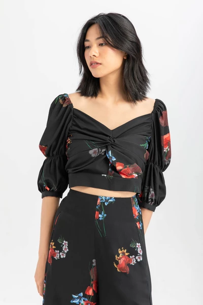 Áo croptop xoắn ngực