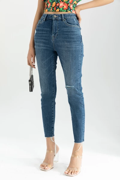 Quần jeans bó rách gối