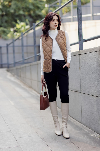 Buttoned Quilted Vest - Áo gile chần bông