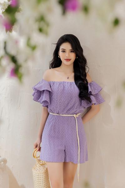 Jumpsuit trễ vai tay bèo