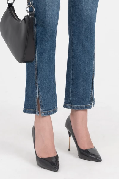 Quần jeans loe xẻ gấu