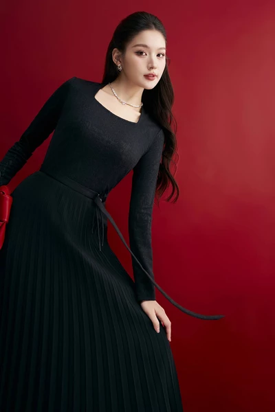 Đầm cổ vuông Classic Pleats