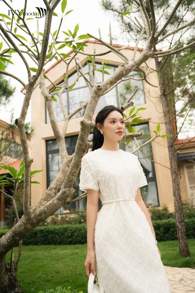 Élégance Blanche – Đầm ren trắng tay ngắn