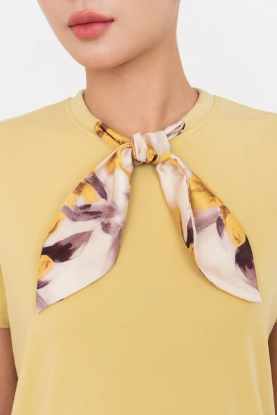 Blossom Scarf Tee – Áo thun phối khăn
