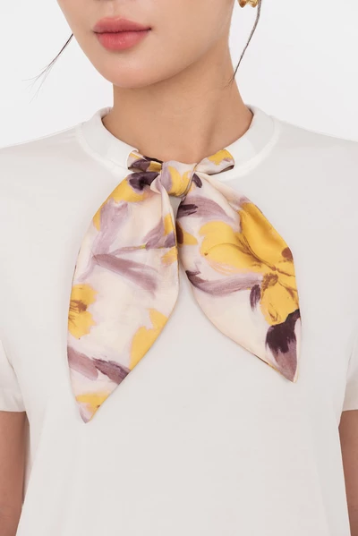 Blossom Scarf Tee – Áo thun phối khăn