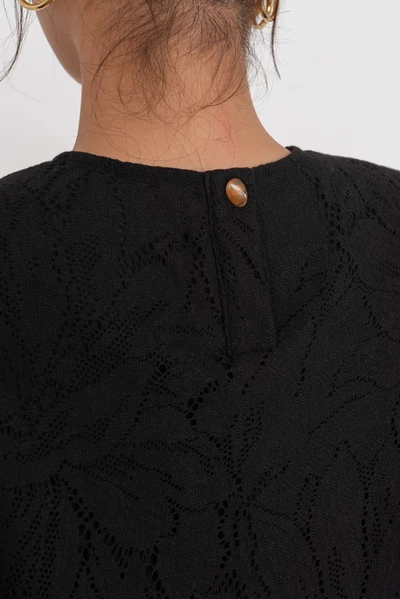 Lace Garden Top – Áo ren hoa tay ngắn