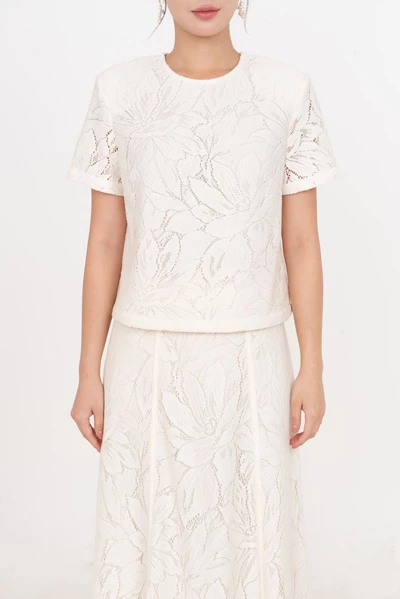 Lace Garden Top – Áo ren hoa tay ngắn