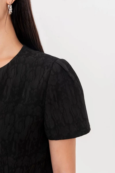 Urban Poise Top – Áo croptop Tuytsi