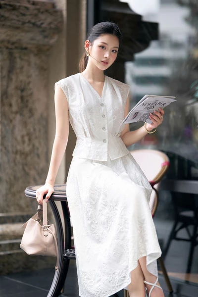 Urban Grace Blouse – Áo ôm cổ V