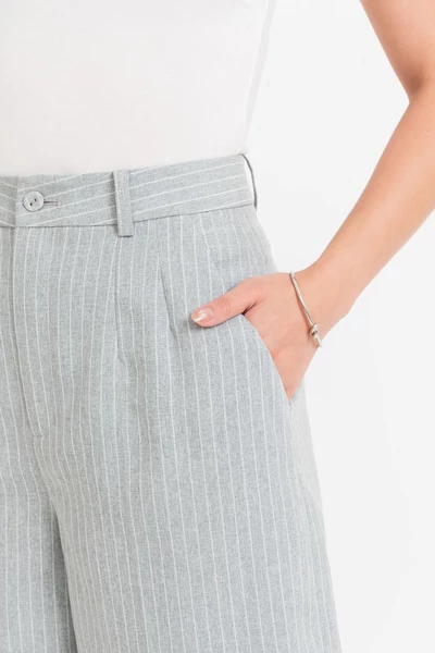 Urban Grace – Quần shorts lưng cao