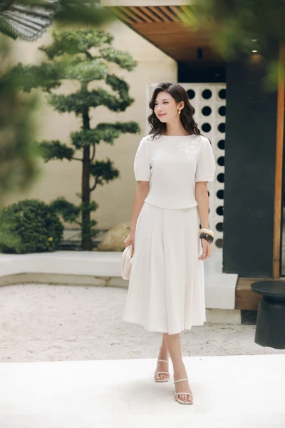 Floral Grace Top – Áo sơ mi thêu hoa