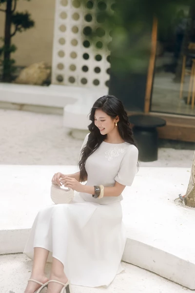 Floral Grace Top – Áo sơ mi thêu hoa