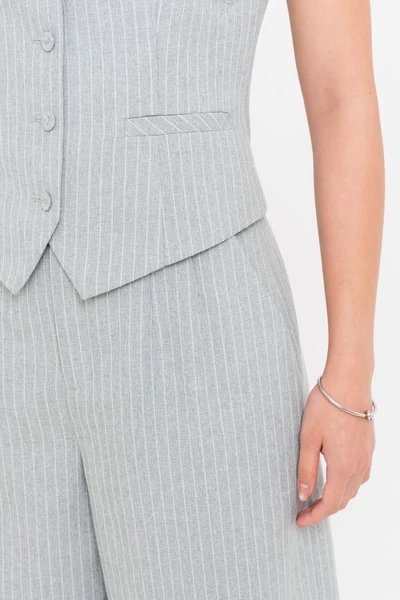Vestline Charm – Áo gile cổ V