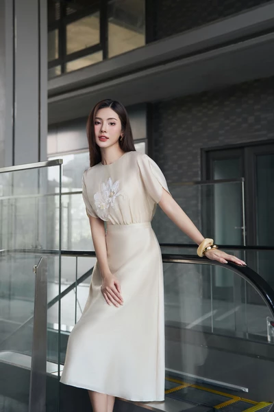 Đầm lụa hoa tay liền