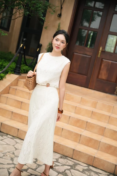 Linen Whisper Top – Áo ren dệt hoạ tiết lá