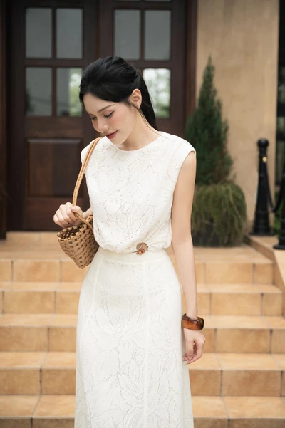 Linen Whisper Top – Áo ren dệt hoạ tiết lá