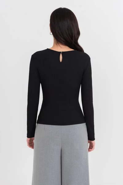 Áo thun ôm Timeless Basic