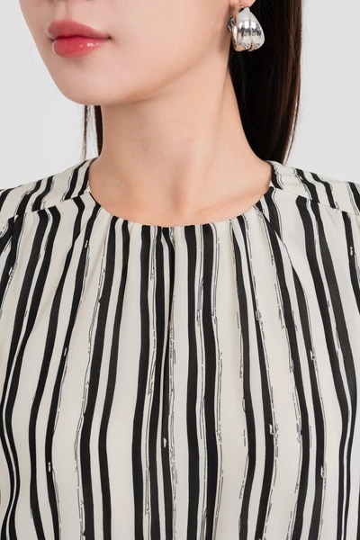Áo blouse kẻ họa tiết