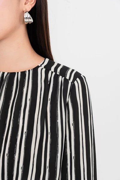Áo blouse kẻ họa tiết