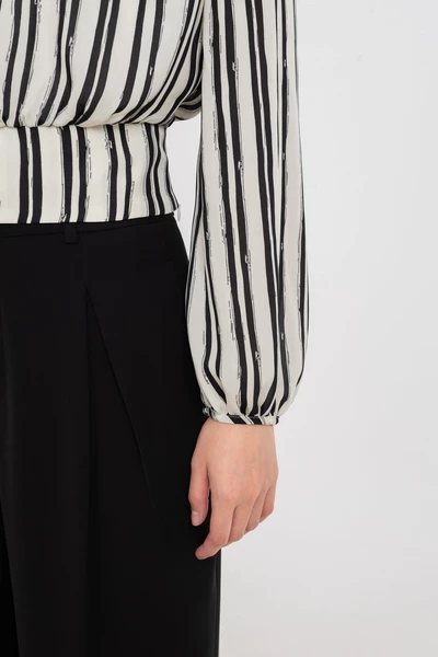 Áo blouse kẻ họa tiết