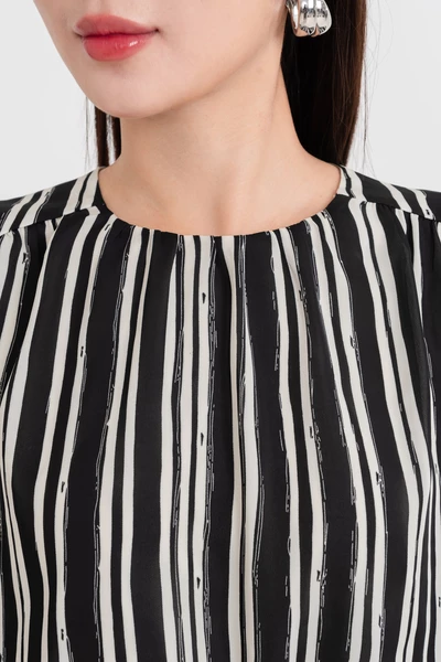 Áo blouse kẻ họa tiết