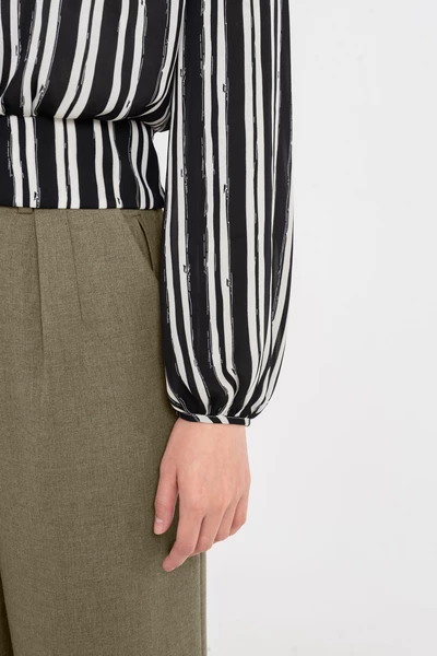 Áo blouse kẻ họa tiết