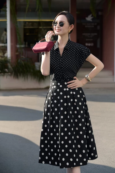 Áo sơ mi chấm bi cổ đức