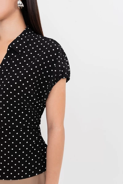 Áo sơ mi chấm bi cổ đức