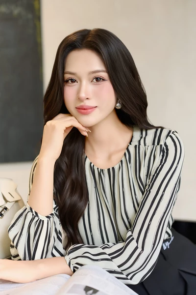 Áo blouse kẻ họa tiết