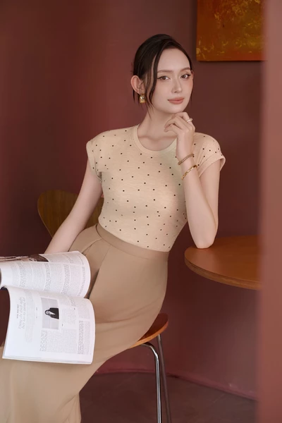 Áo thun ôm chấm bi