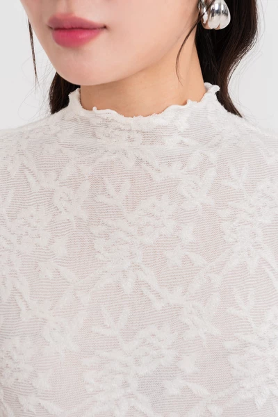 Áo thun ren ôm cổ cao