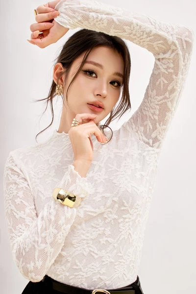 Áo thun ren ôm cổ cao