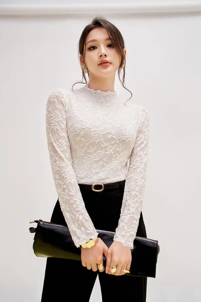 Áo thun ren ôm cổ cao