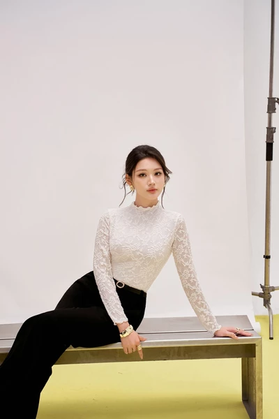 Áo thun ren ôm cổ cao