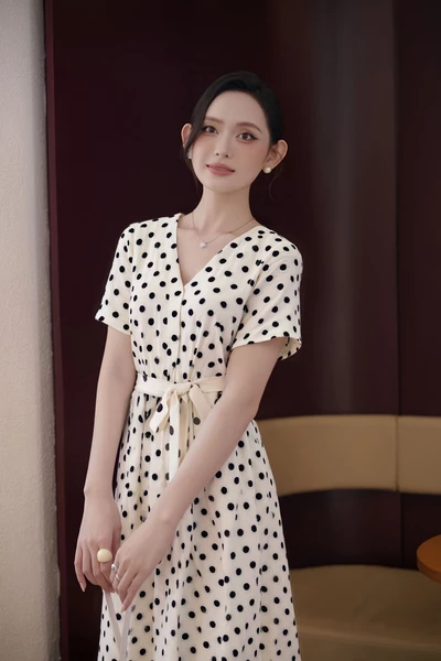 Đầm lụa cổ V chấm bi Retro