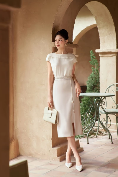 Chân váy bút chì xẻ thân trước