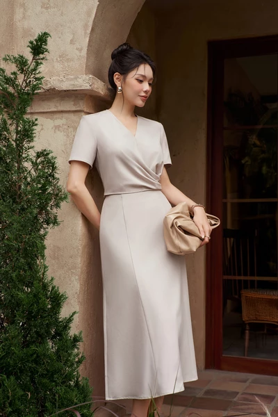 Áo sơ mi cổ V xếp nếp