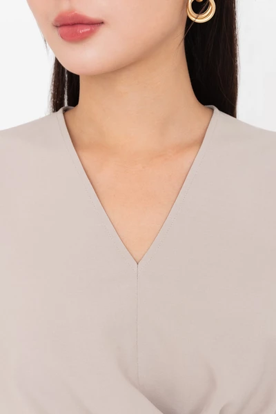 Áo sơ mi cổ V xếp nếp