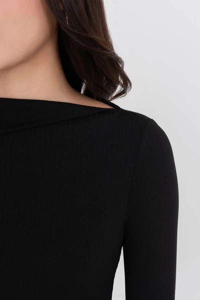 Áo thun ôm cổ kiểu