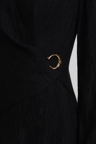 Đầm vân ôm cổ V cách điệu