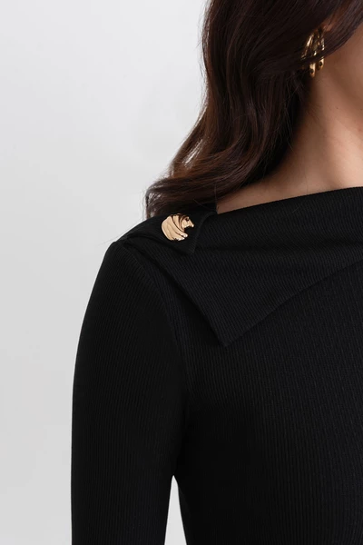 Áo thun ôm cổ kiểu