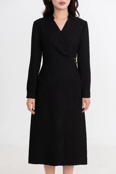 Đầm vân ôm cổ V cách điệu