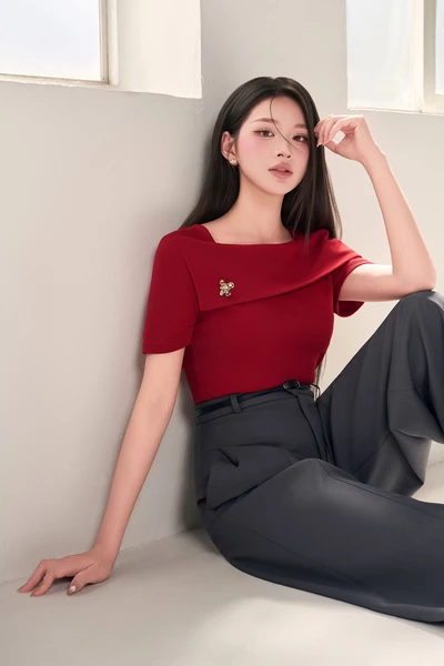 Áo thun đỏ cổ vuông