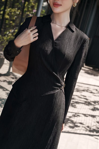 Đầm vân ôm cổ V cách điệu